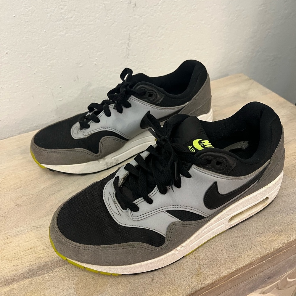 Nike women’s casual shoes
